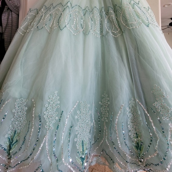 Luxurious long sleeve ballgown - Picture 4 of 16